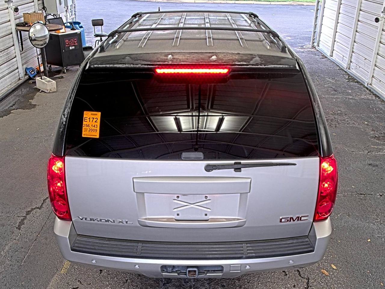 Used 2009 GMC Yukon XL SLT w/ Preferred Package RWD image 4
