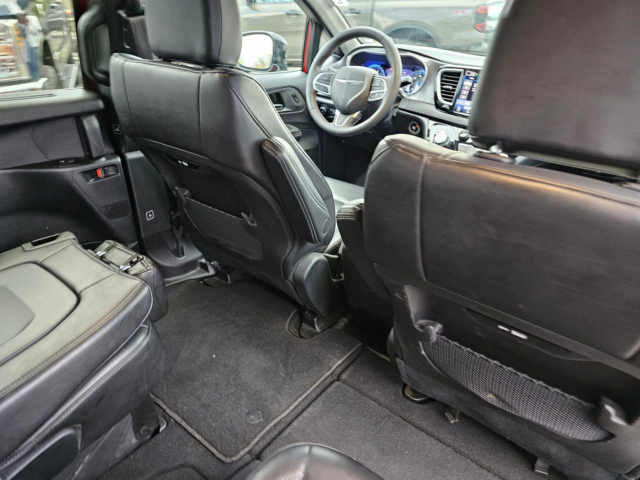 Used 2025 Chrysler Pacifica Select FWD image 16