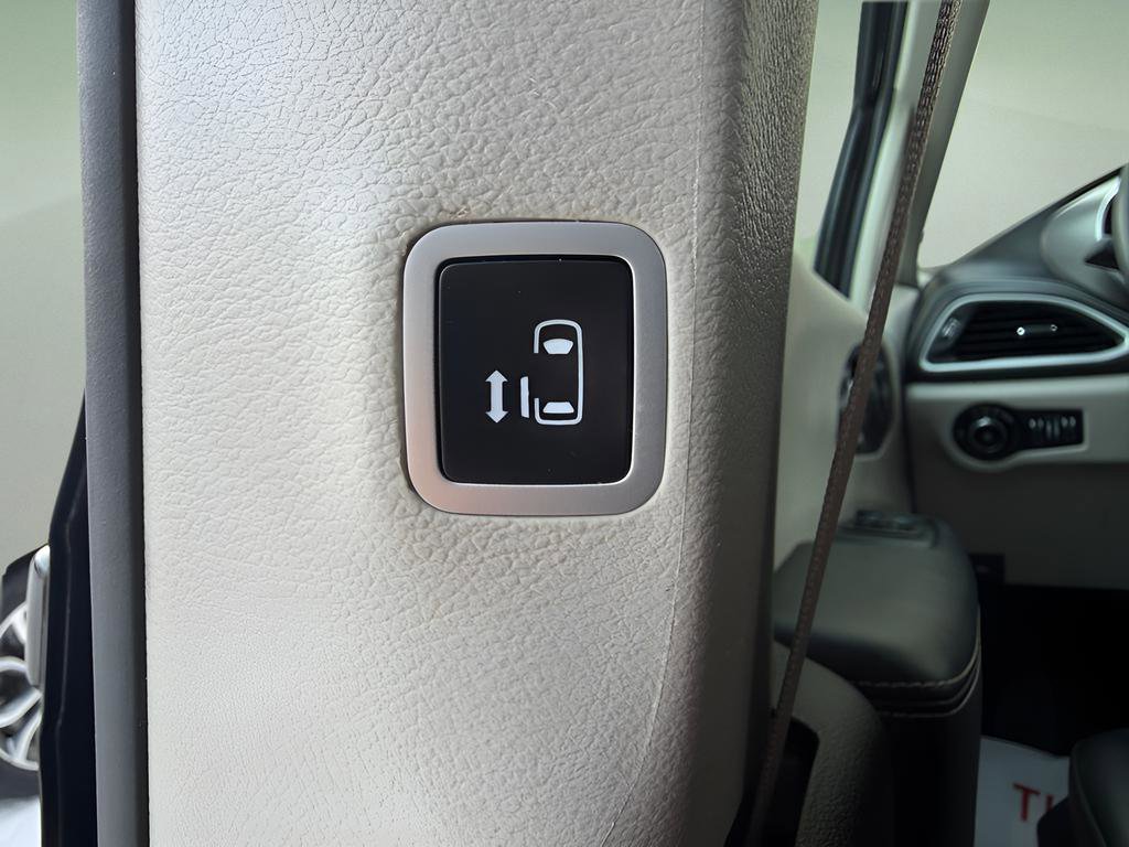 Used 2023 Chrysler Pacifica Touring-L image 13