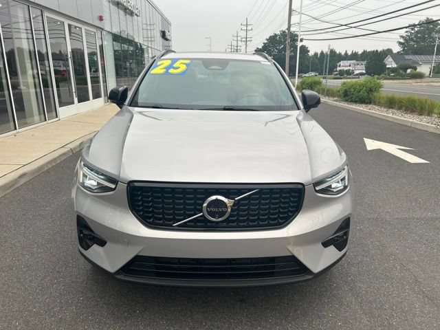 Certified 2025 Volvo XC40 B5 Plus AWD/4WD image 7