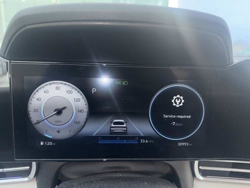 Used 2022 Hyundai Elantra Limited image 2