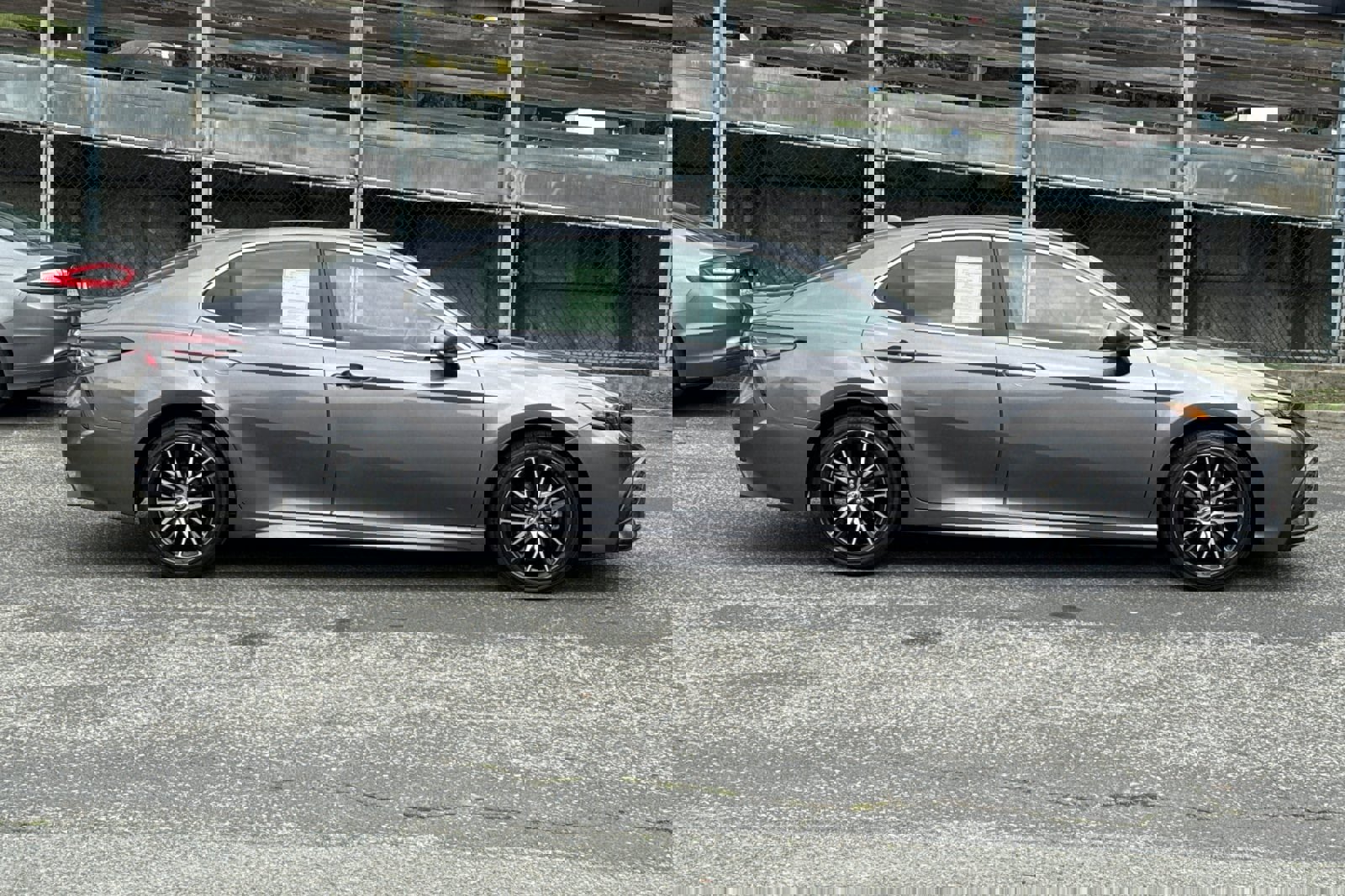 Used 2023 Toyota Camry SE image 3