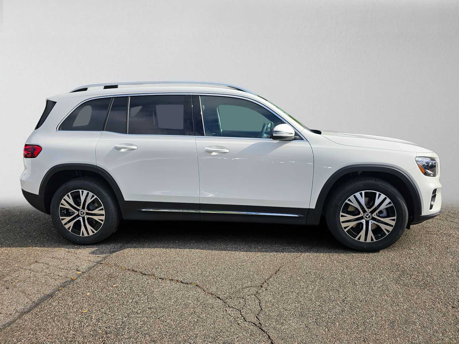 New 2026 Mercedes-Benz GLB 250 image 2