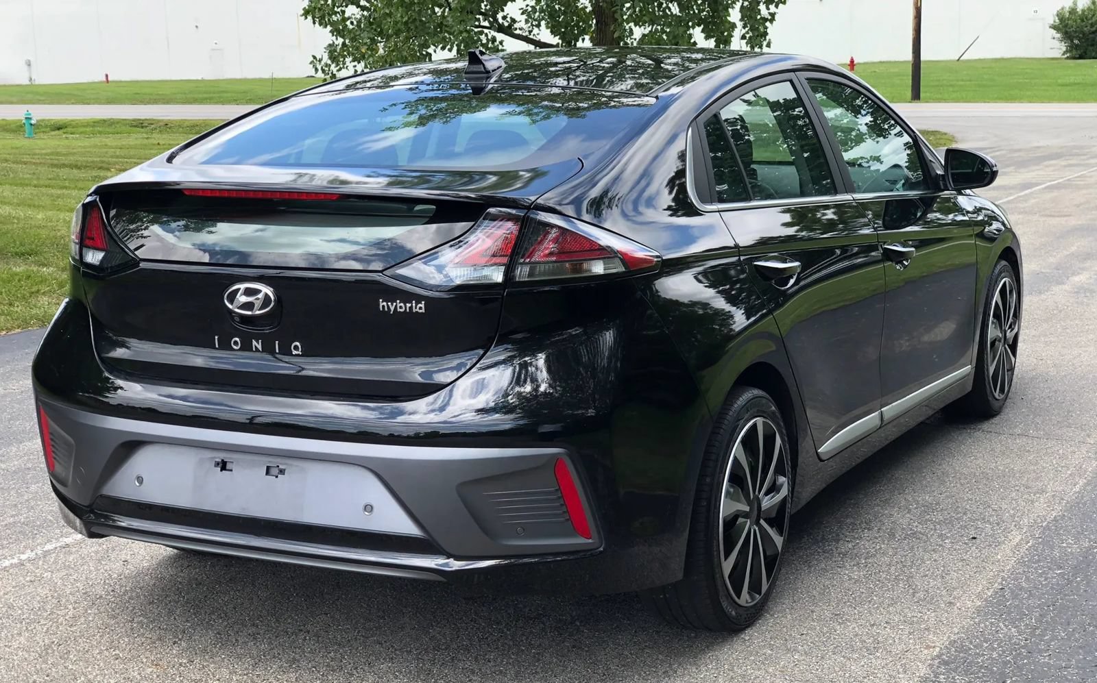 Used 2022 Hyundai Ioniq Limited FWD image 5