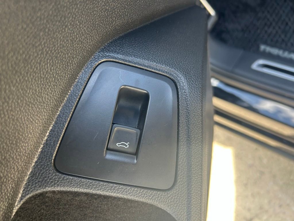 Certified 2022 Volkswagen Tiguan SE R-Line image 51