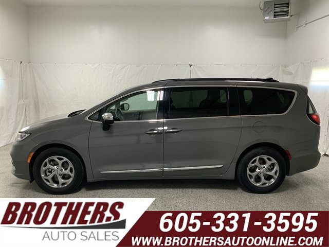 Used 2023 Chrysler Pacifica Limited image 1