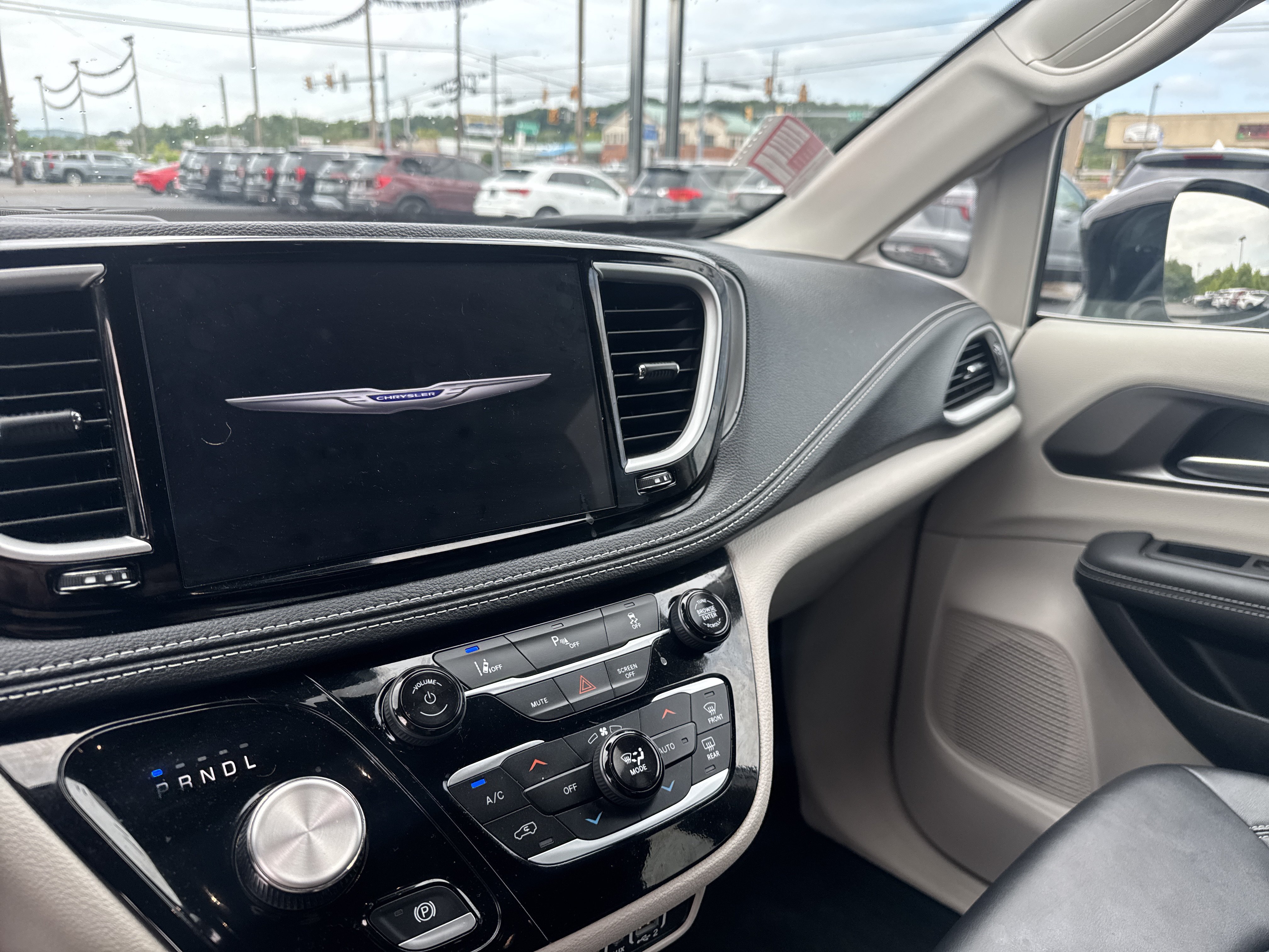 Used 2024 Chrysler Pacifica Limited FWD image 23