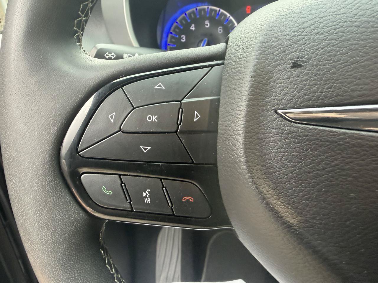 Used 2024 Chrysler Pacifica Touring FWD image 28