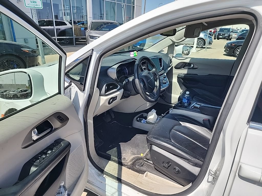 Used 2022 Chrysler Pacifica Touring-L FWD image 17