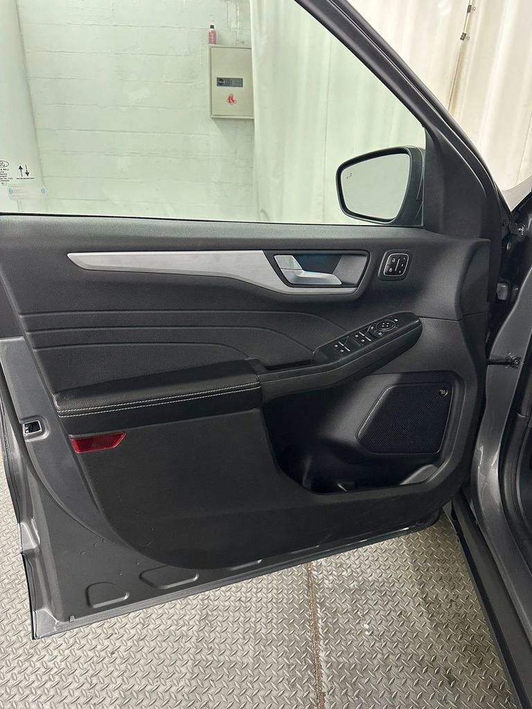 Used 2023 Ford Escape Platinum w/ Premium Technology Package image 8