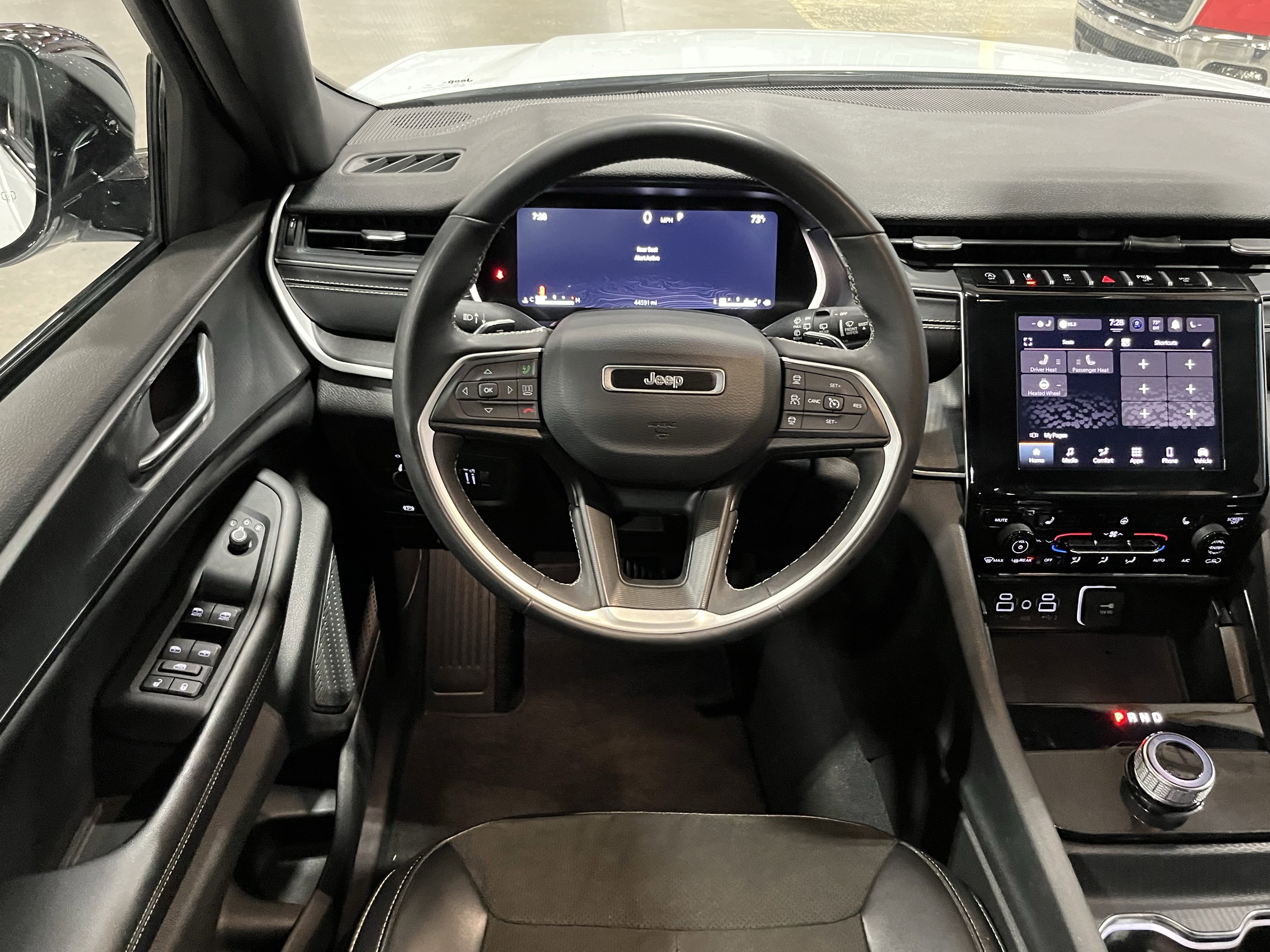 Used 2024 Jeep Grand Cherokee L Laredo image 12