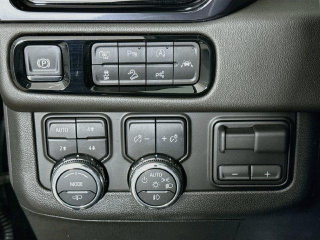 Used 2025 GMC Yukon AT4 w/ Premium Trailering Package AWD/4WD image 11