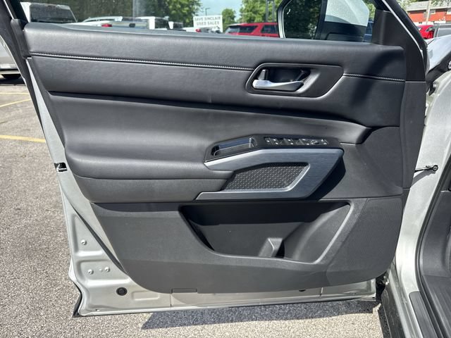 Used 2025 Nissan Pathfinder SL FWD image 22