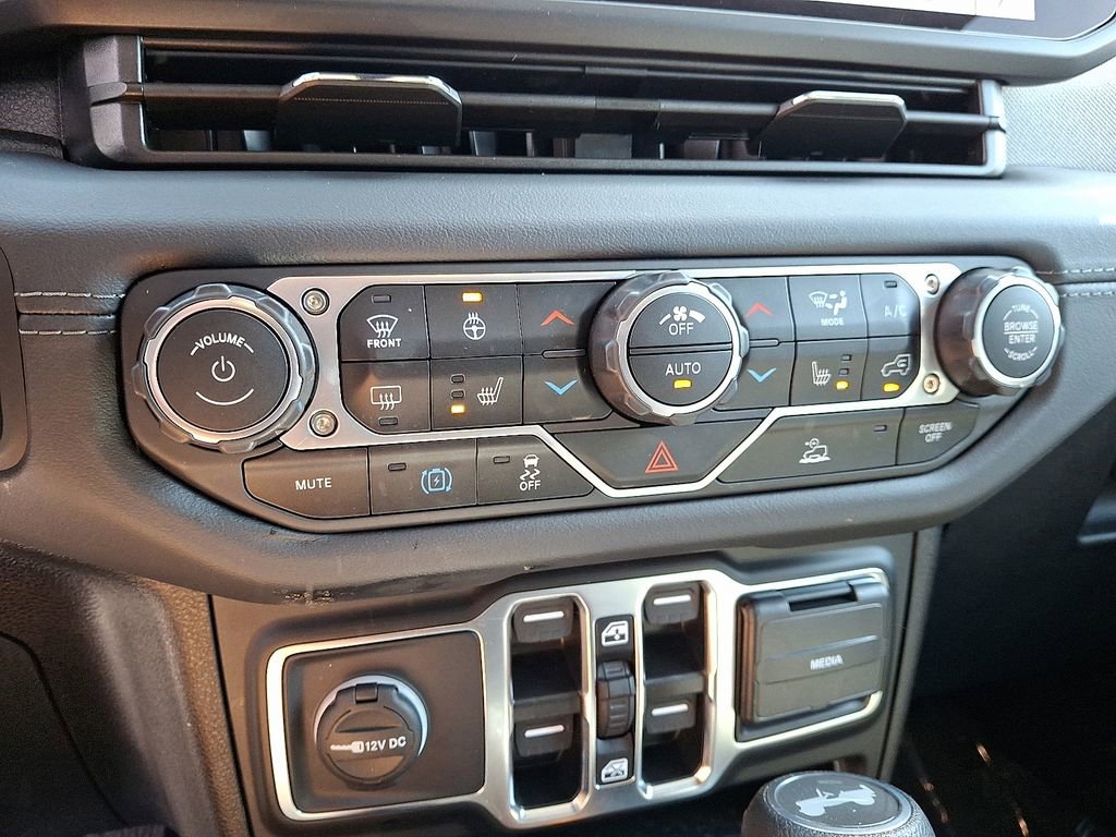 Used 2025 Jeep Wrangler Unlimited Sahara image 15