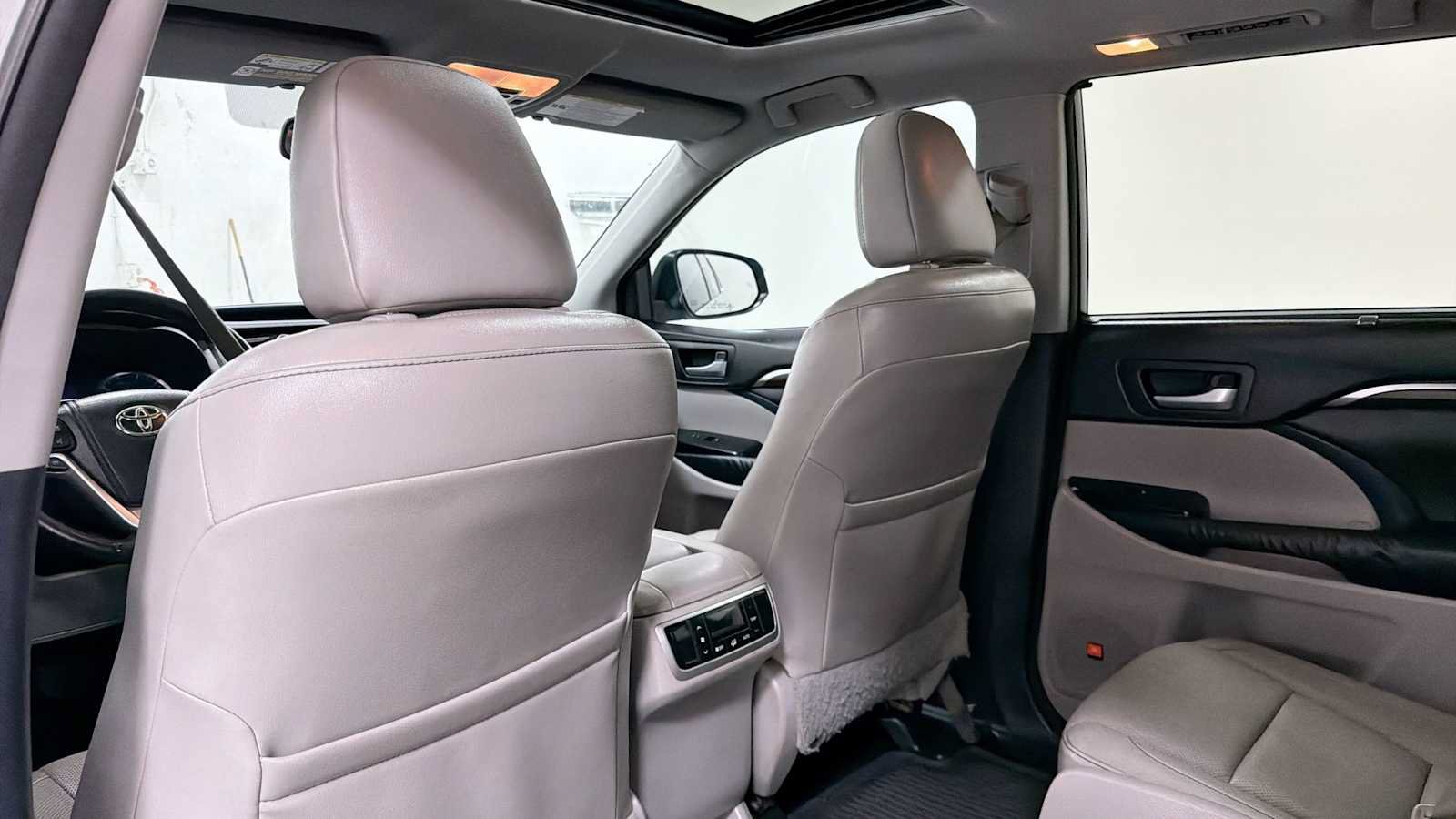 Used 2014 Toyota Highlander Limited FWD image 27