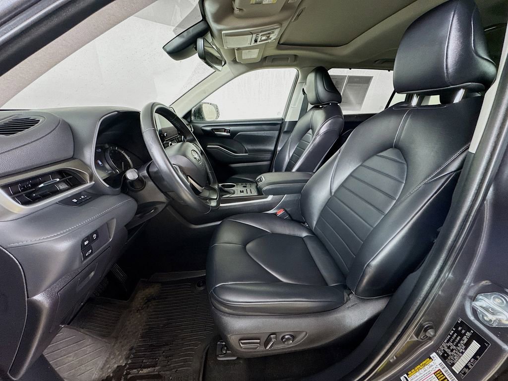 Used 2023 Toyota Highlander XLE image 12