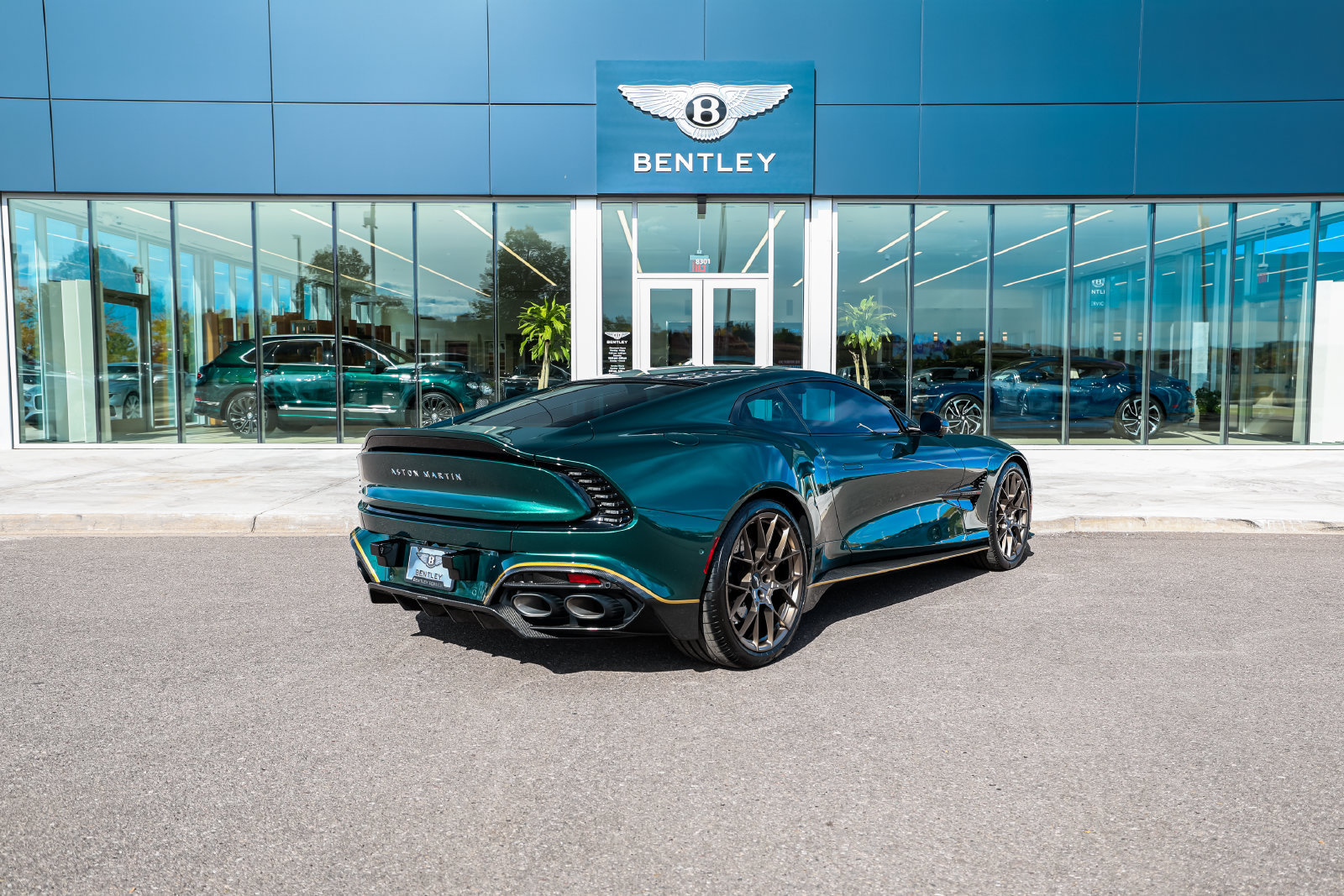 Used 2025 Aston Martin Vanquish RWD image 3