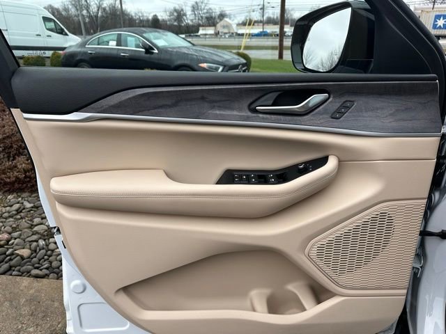 Used 2023 Jeep Grand Cherokee L Limited AWD/4WD image 17