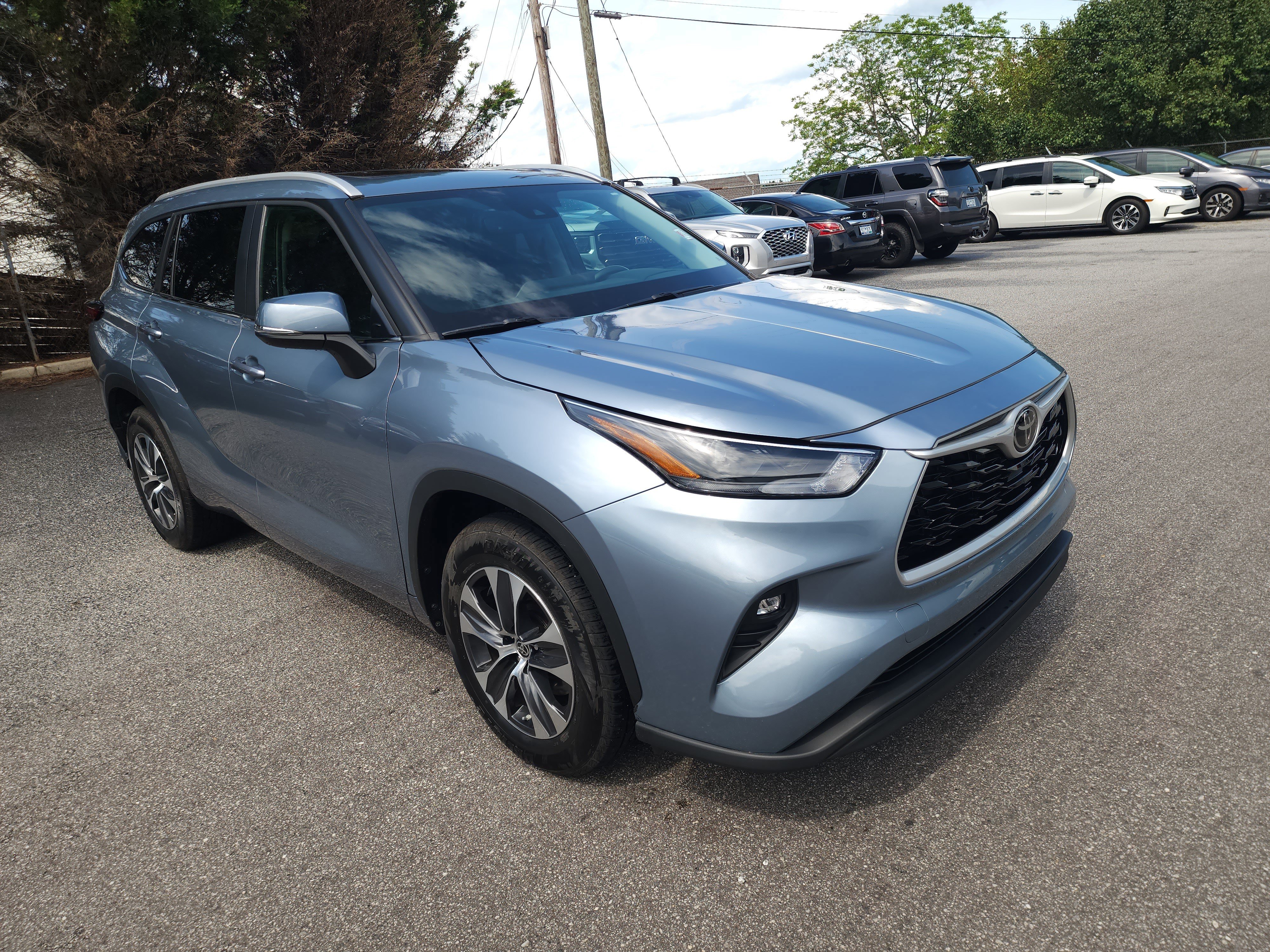 Used 2023 Toyota Highlander XLE FWD image 2