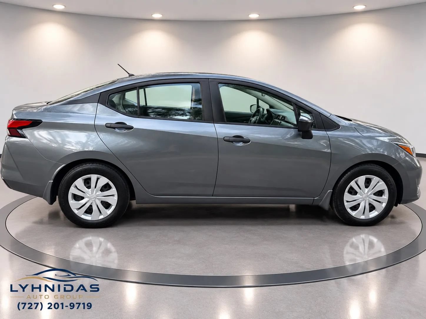 Used 2022 Nissan Versa S FWD image 4