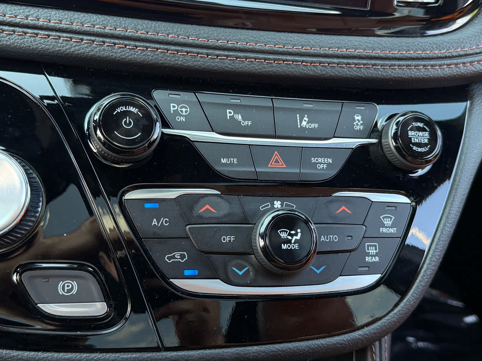 Used 2025 Chrysler Pacifica Pinnacle FWD image 22