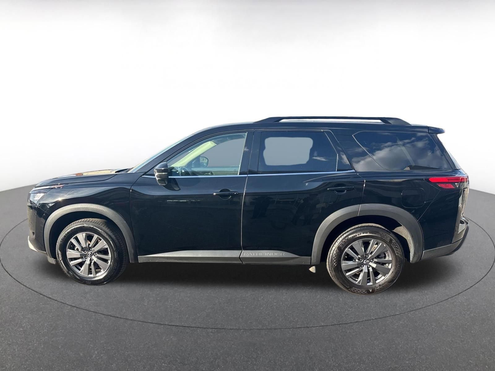 Used 2025 Nissan Pathfinder SV image 11