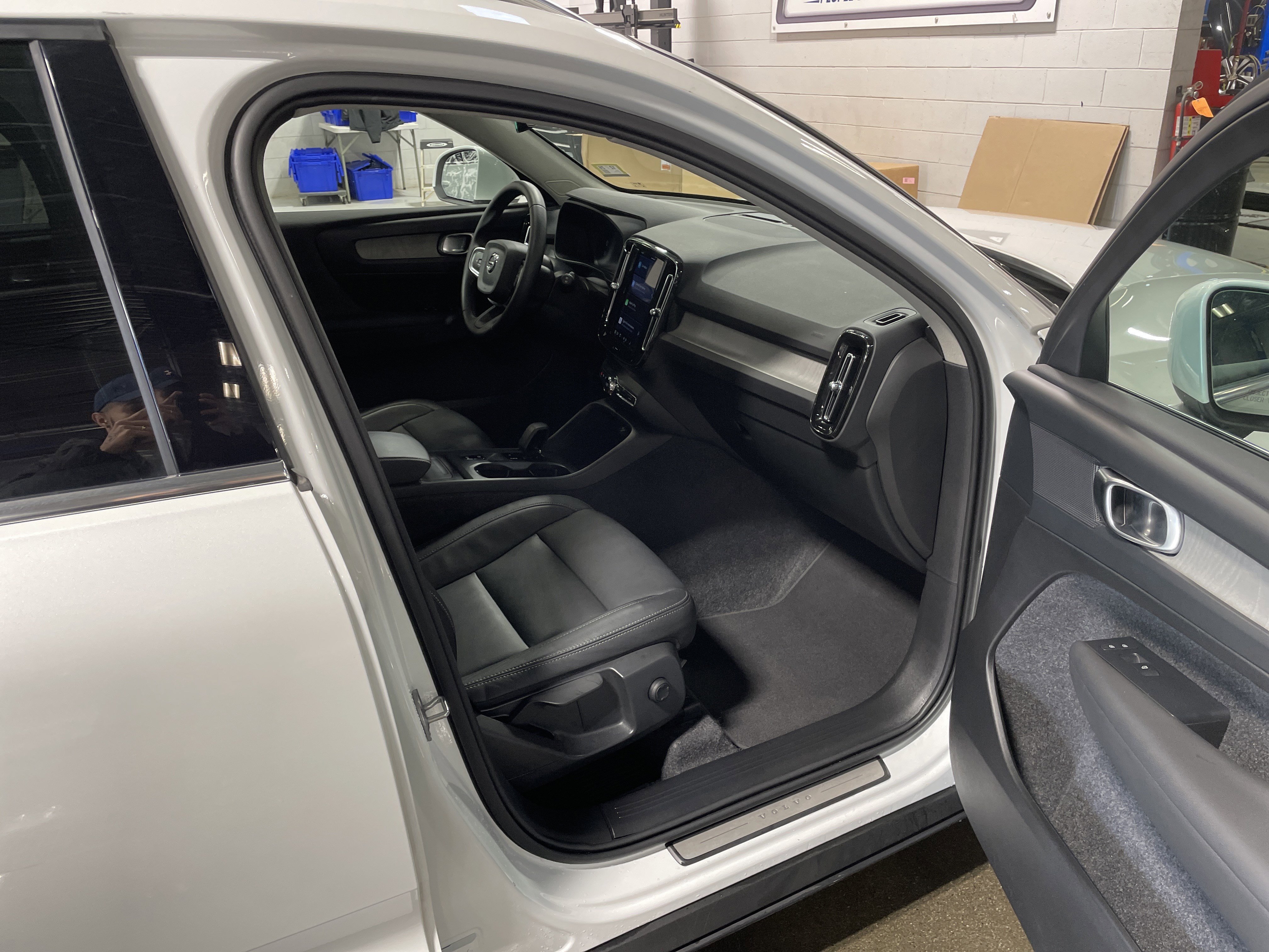Used 2025 Volvo XC40 B5 Core image 18