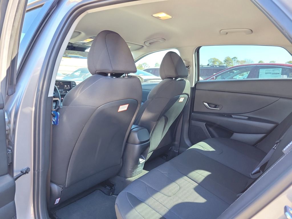 Used 2025 Hyundai Elantra SE image 7