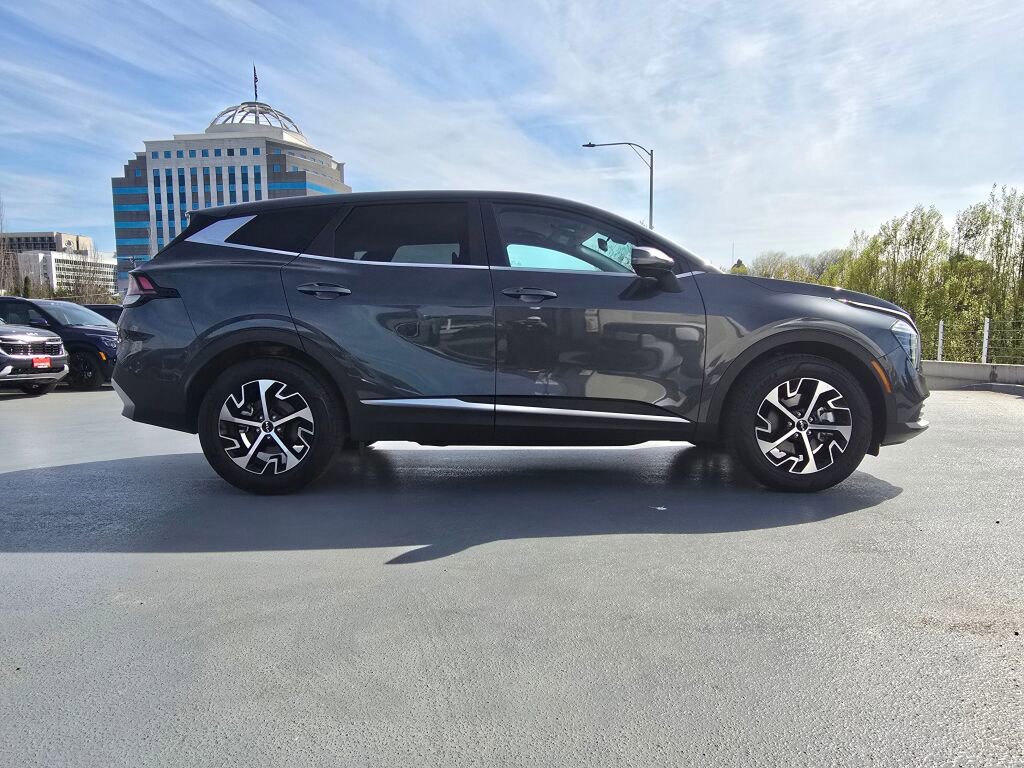 Used 2025 Kia Sportage EX FWD image 3