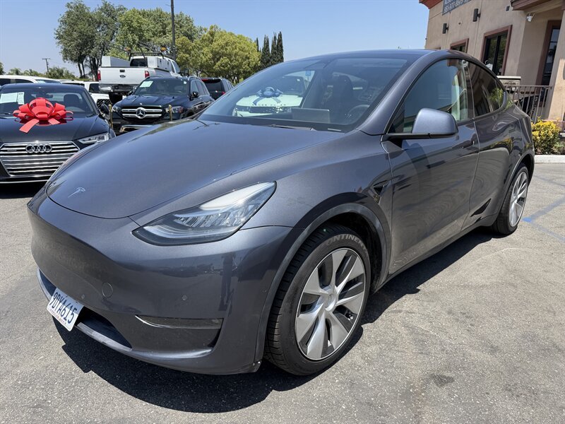 Used 2022 Tesla Model Y Long Range AWD/4WD image 1