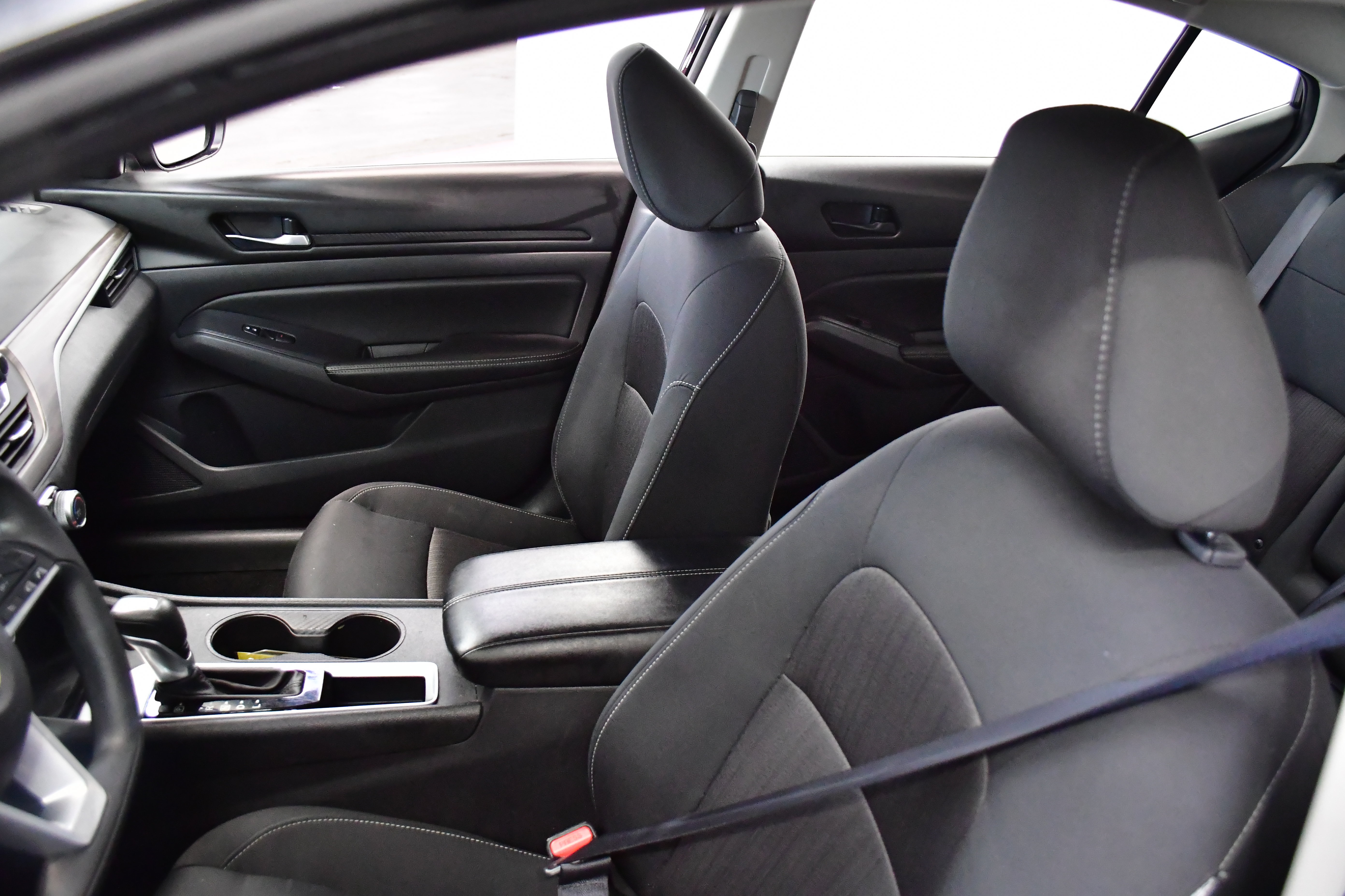 Used 2025 Nissan Altima 2.5 SV FWD image 9