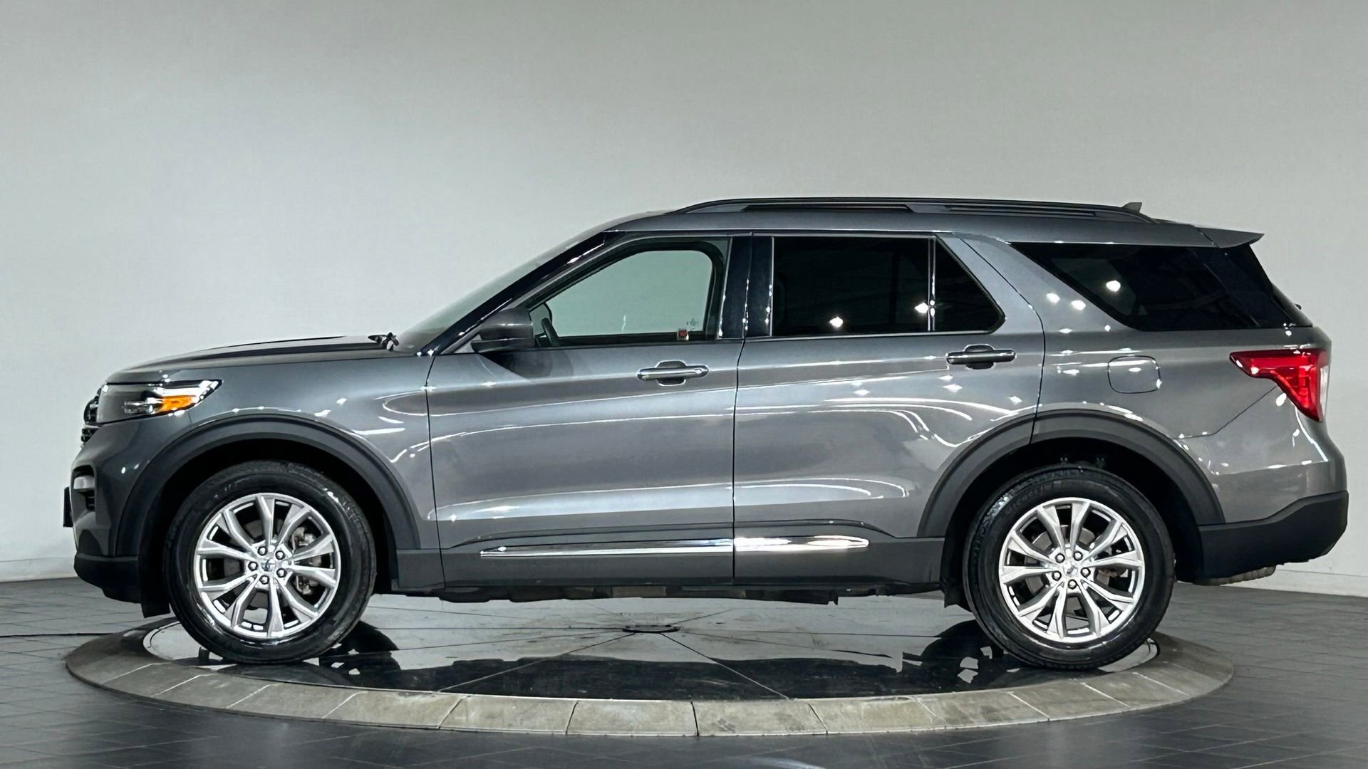 Used 2023 Ford Explorer XLT w/ Equipment Group 202A AWD/4WD image 6