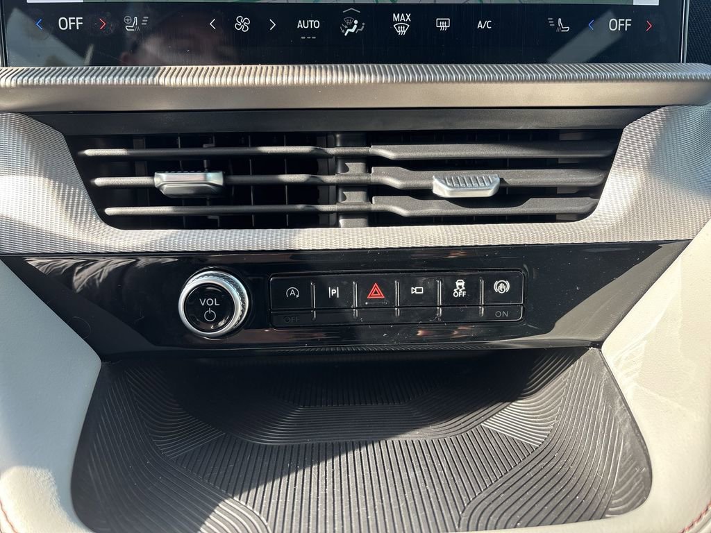 Used 2025 Ford Explorer Active w/ Active Comfort Package image 16