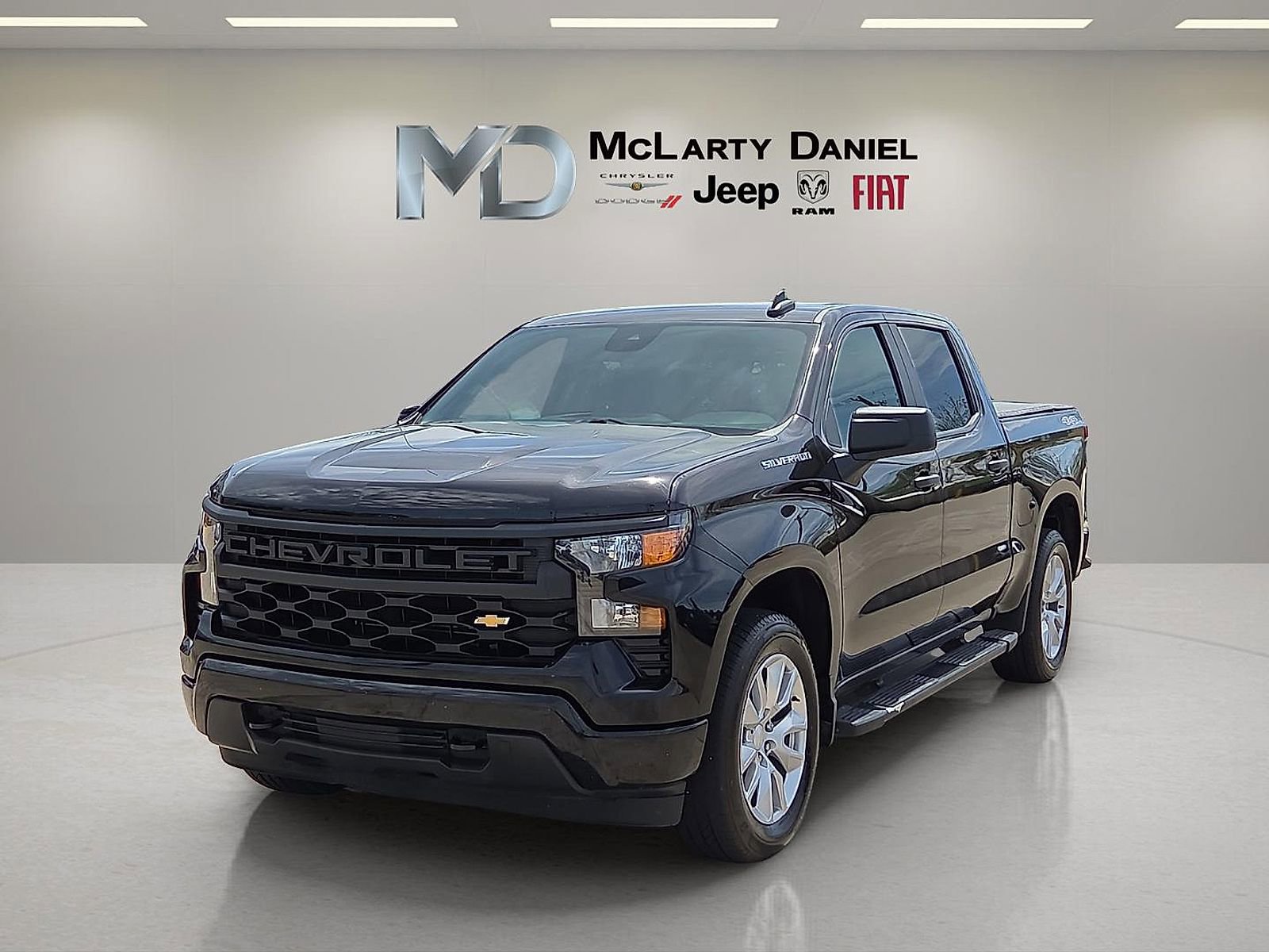 Used 2023 Chevrolet Silverado 1500 Custom image 2