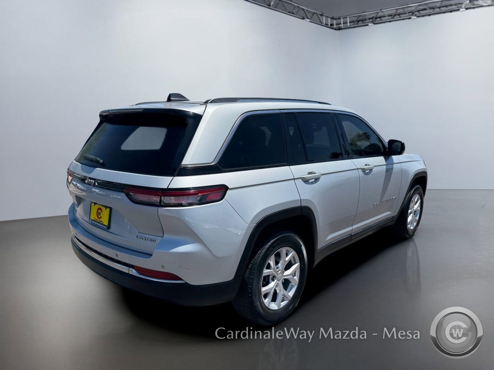 Used 2023 Jeep Grand Cherokee Limited AWD/4WD image 4