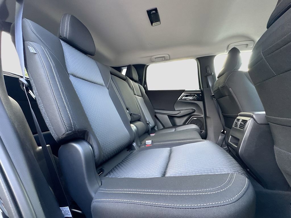 Used 2025 Mitsubishi Outlander ES image 29