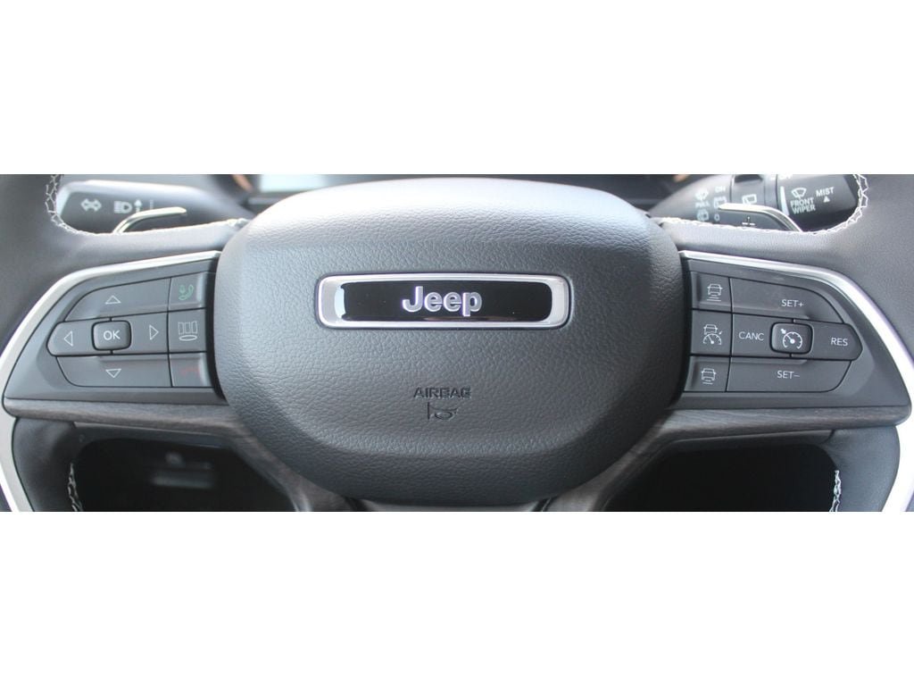New 2023 Jeep Grand Cherokee Limited w/ Luxury Tech Group II RWD image 9