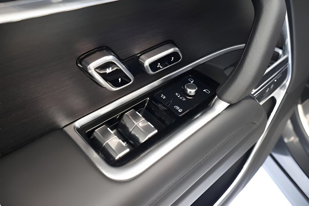 New 2025 Land Rover Range Rover SE AWD/4WD image 7
