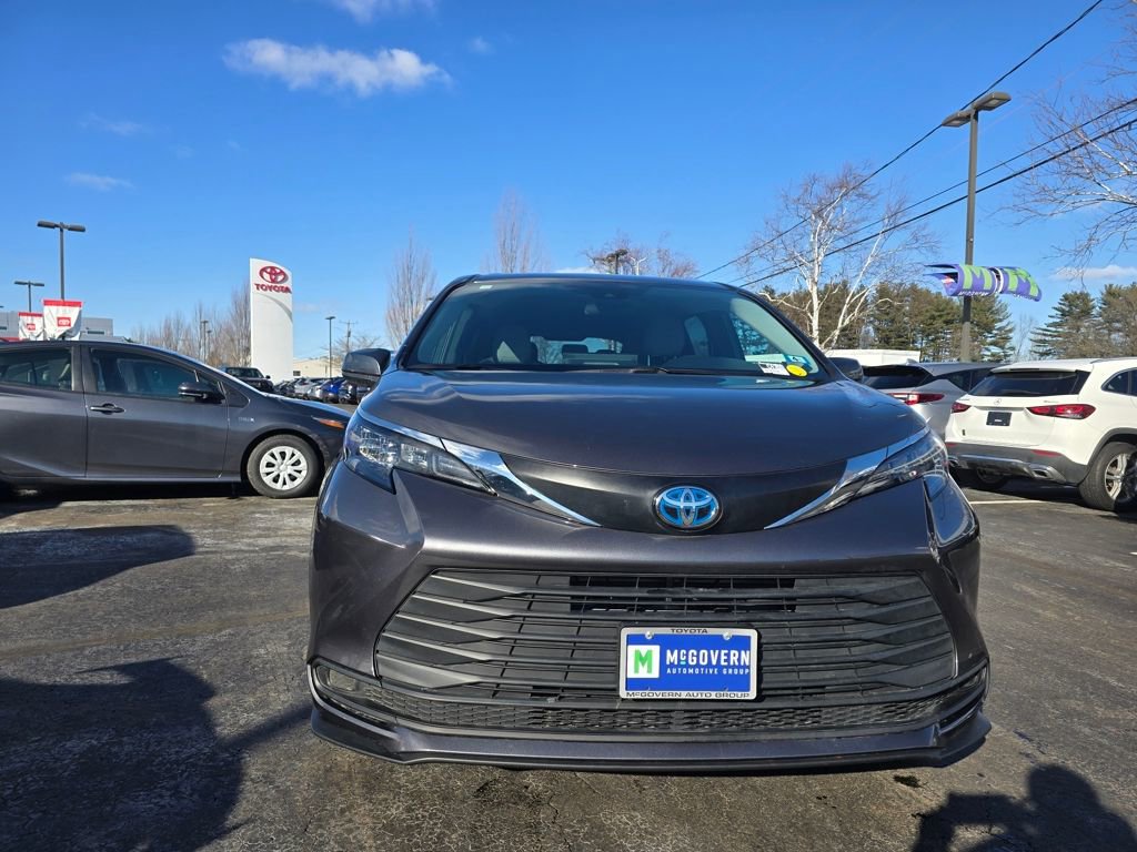 Used 2025 Toyota Sienna LE image 10