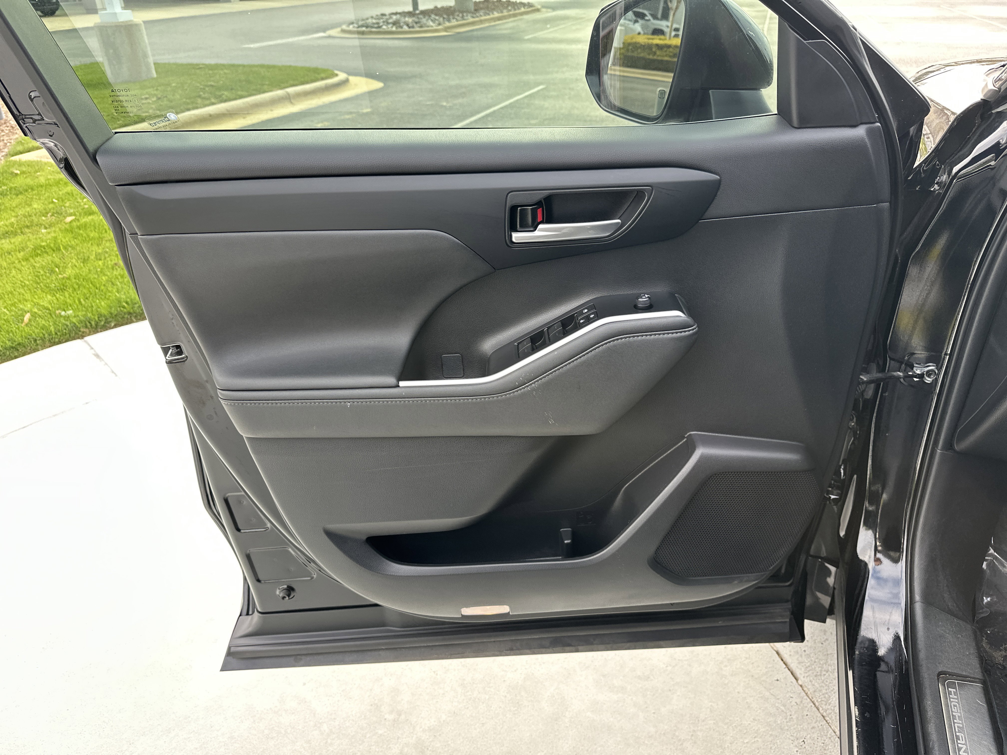 Used 2024 Toyota Highlander XLE image 14