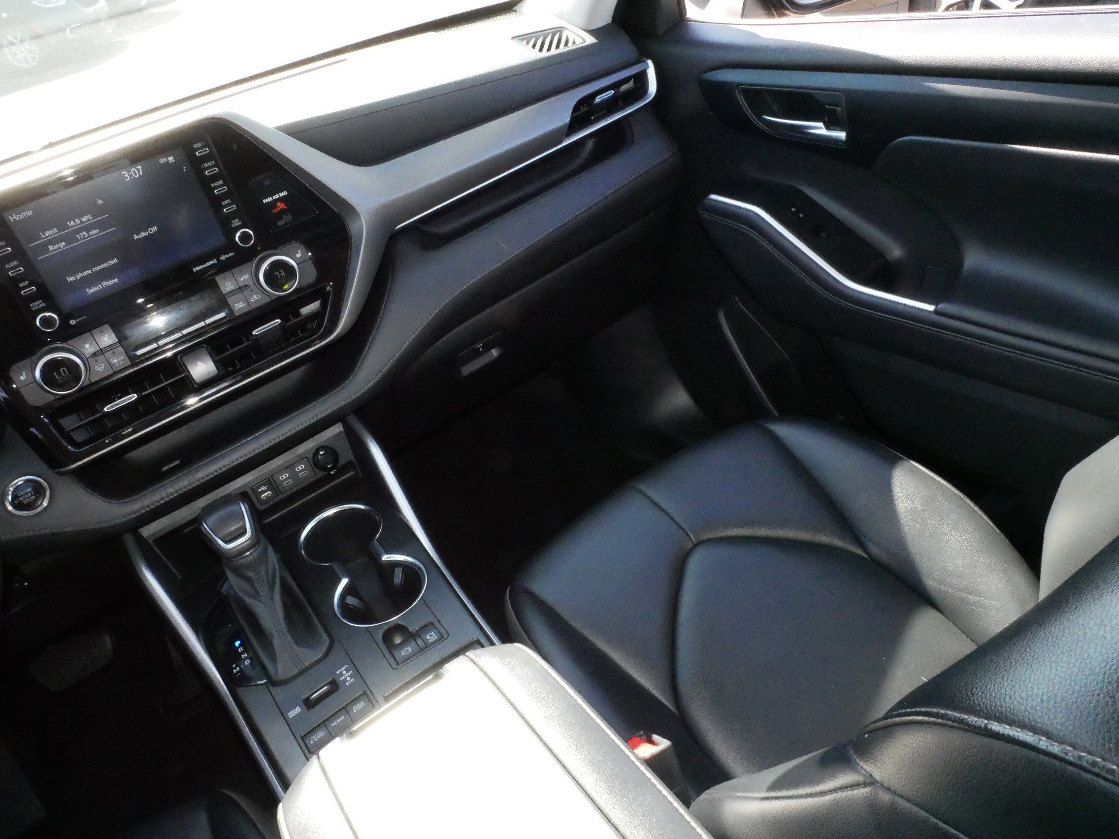 Used 2022 Toyota Highlander XLE AWD/4WD image 11