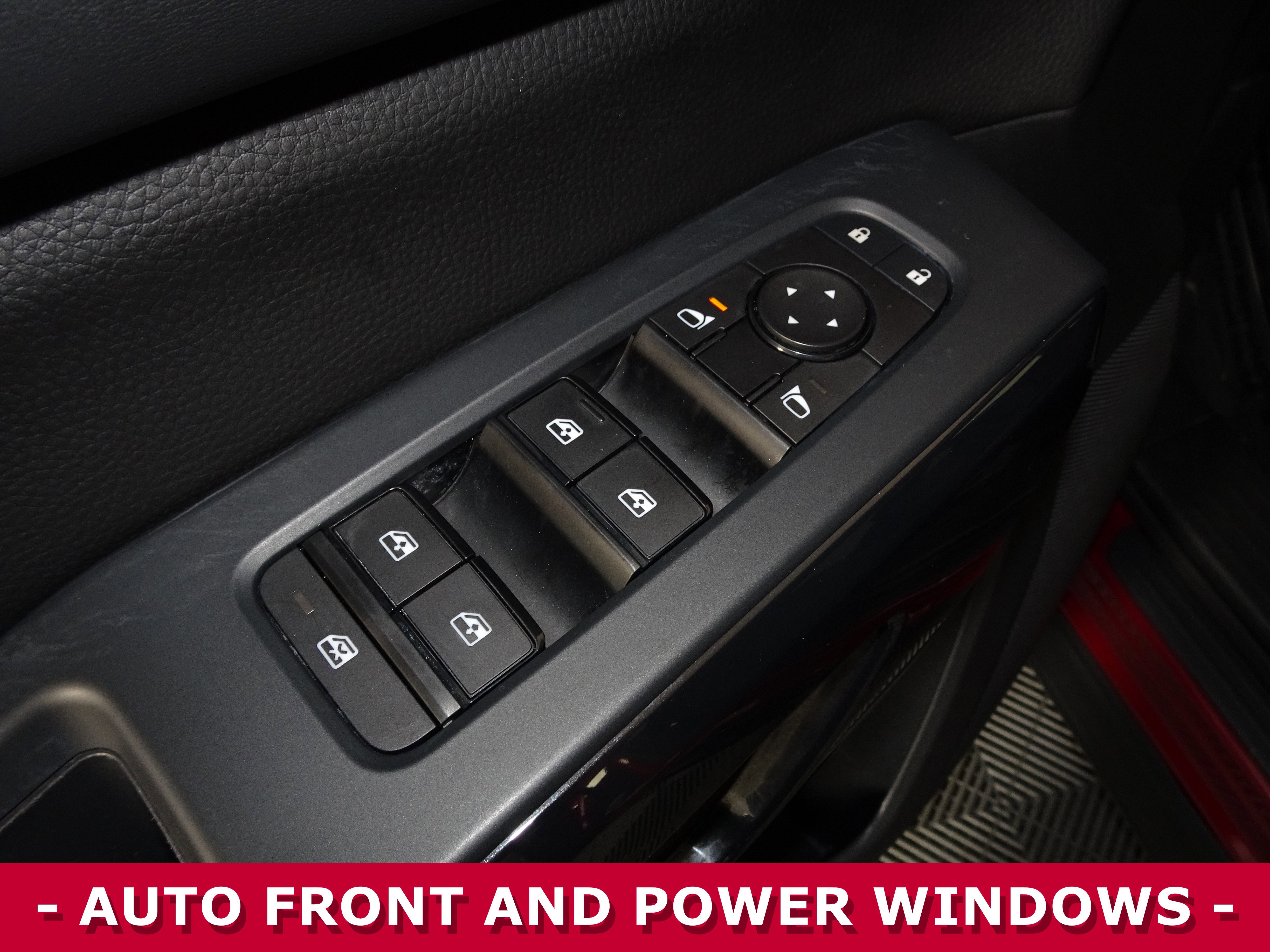 Used 2023 Nissan Pathfinder SV image 7