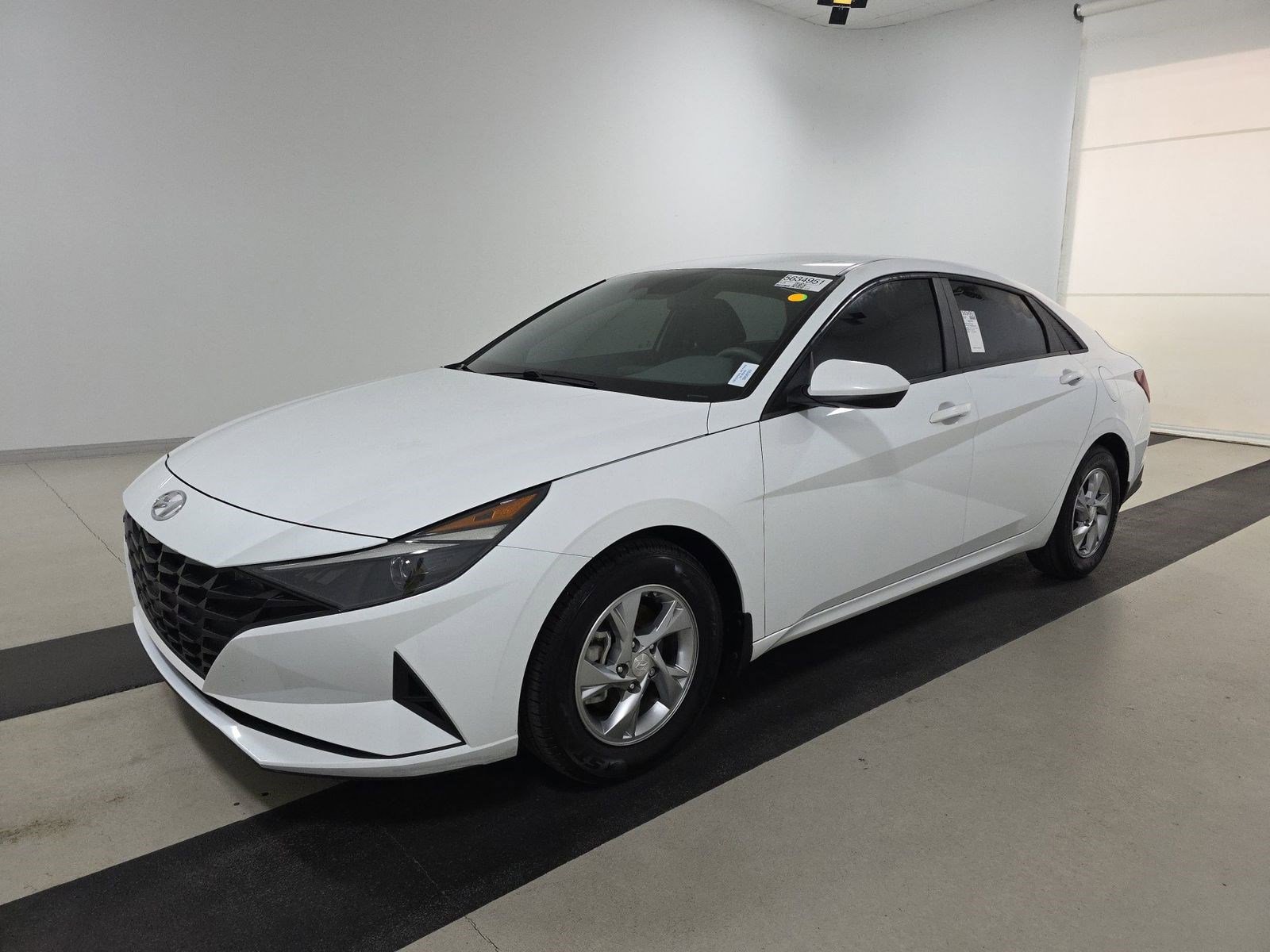 Used 2022 Hyundai Elantra SE FWD image 2
