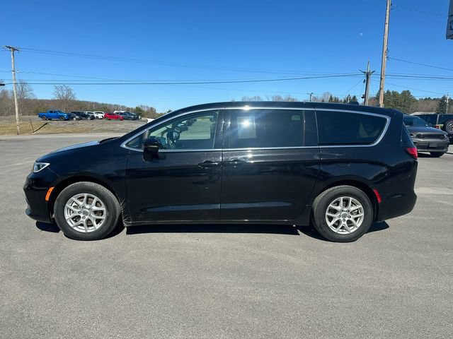 Used 2024 Chrysler Pacifica Touring-L FWD image 2