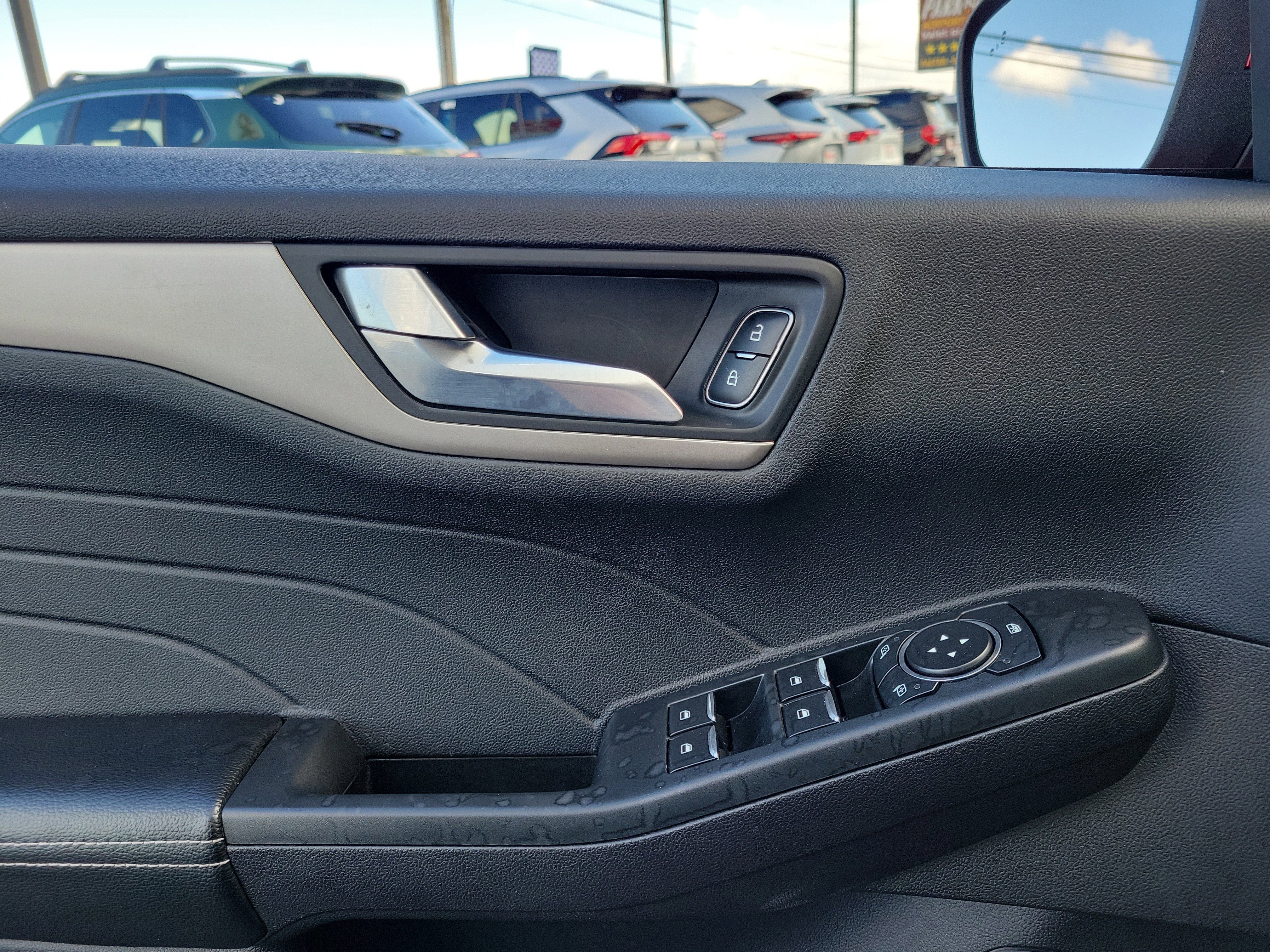 Used 2022 Ford Escape SEL image 17