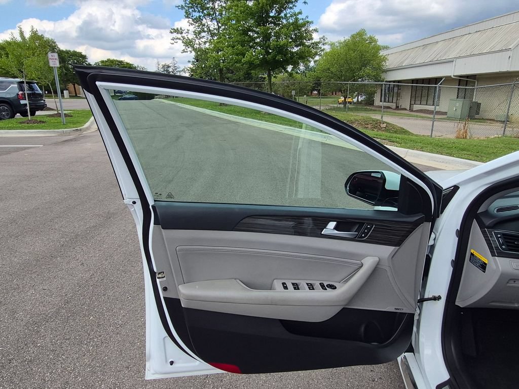 Used 2015 Hyundai Sonata Limited w/ Option Group 06 FWD image 14