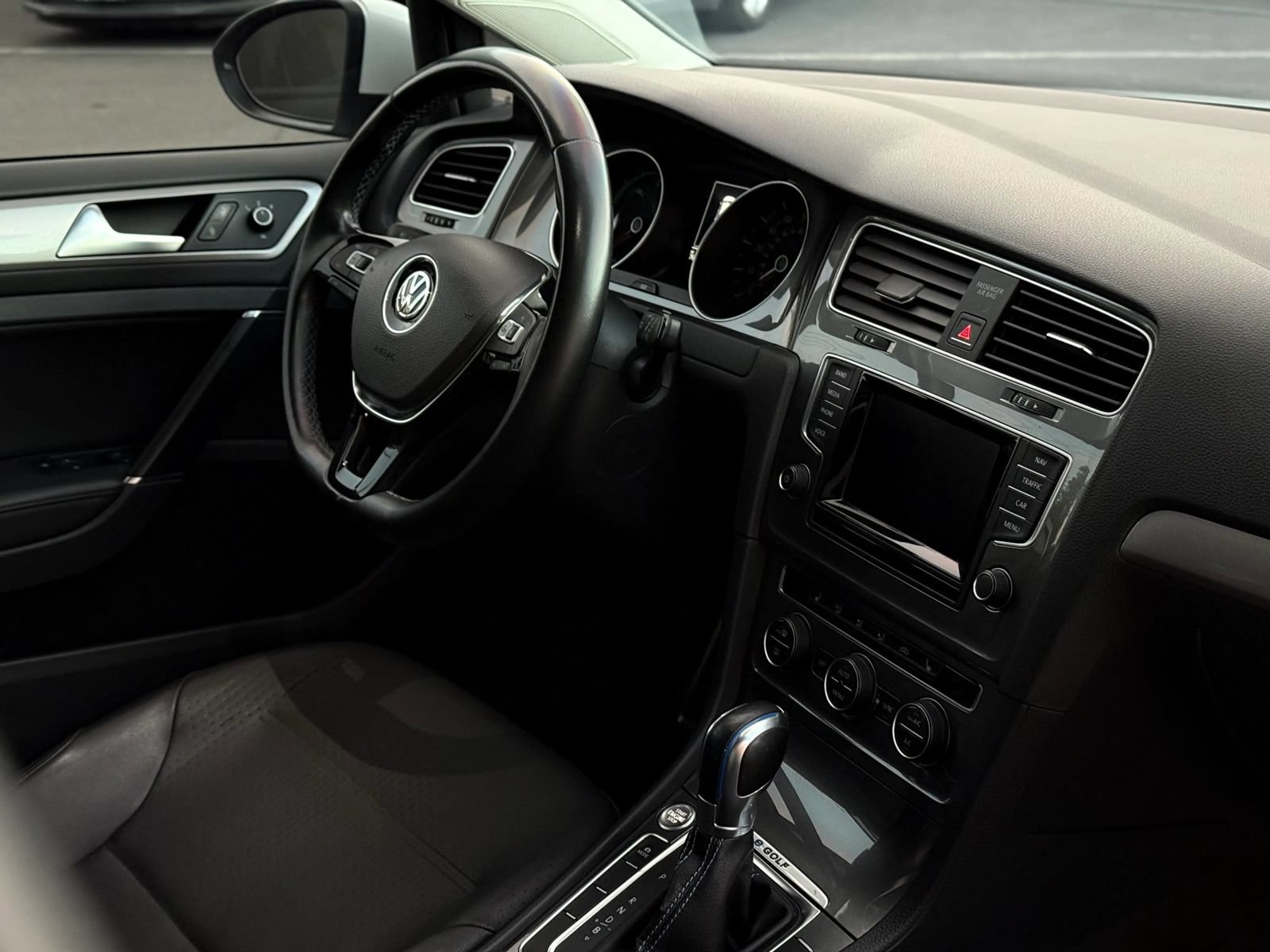 Used 2015 Volkswagen e-Golf SEL Premium FWD image 19
