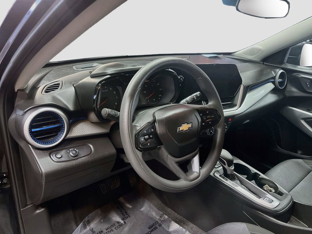 Used 2025 Chevrolet Trax LS w/ Driver Confidence Package FWD image 9