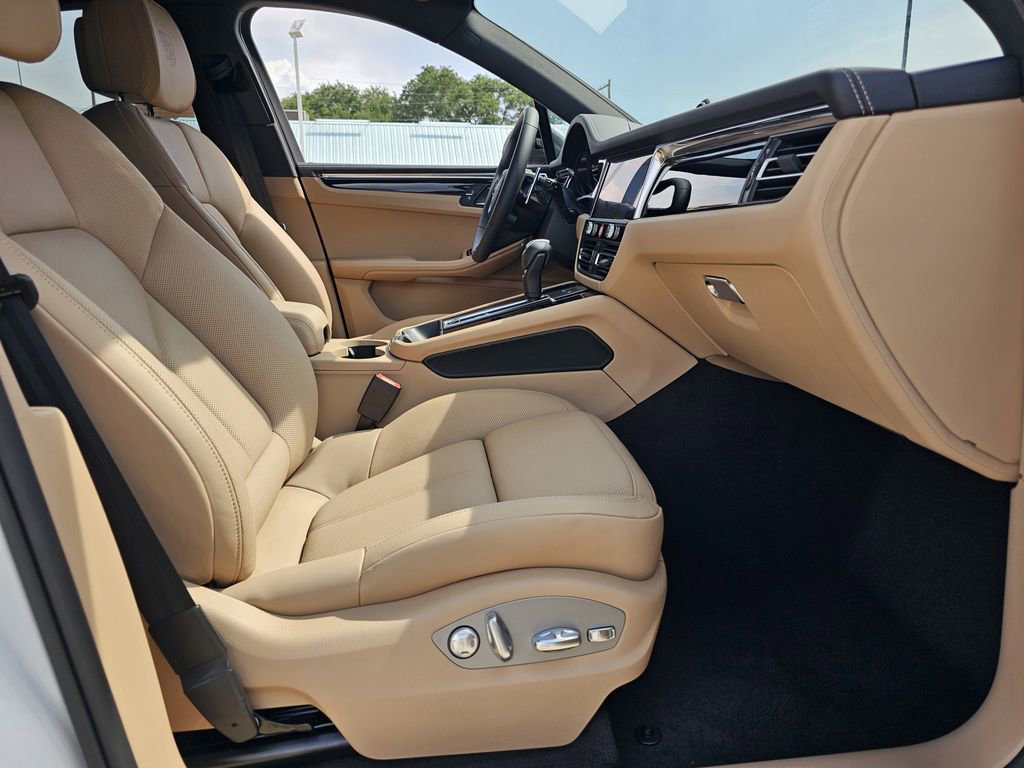 Used 2025 Porsche Macan Turbo AWD/4WD image 38
