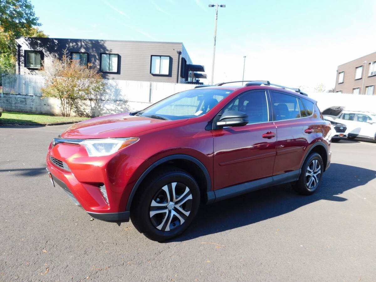 Used 2018 Toyota RAV4 LE w/ Carpet Mat Package FWD image 4
